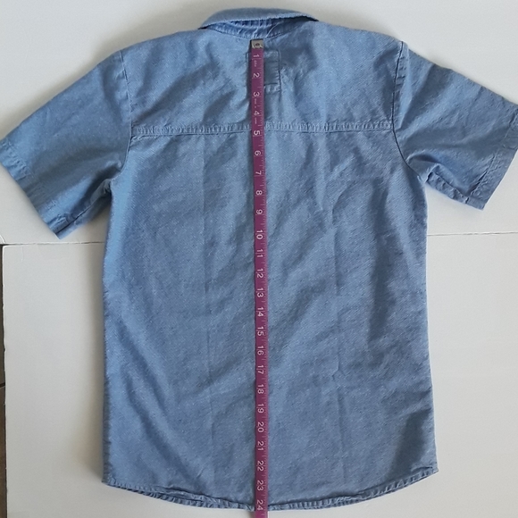 Levi's. Boy's Button Down Shirt. Size: M (10-12) - Picture 4 of 5